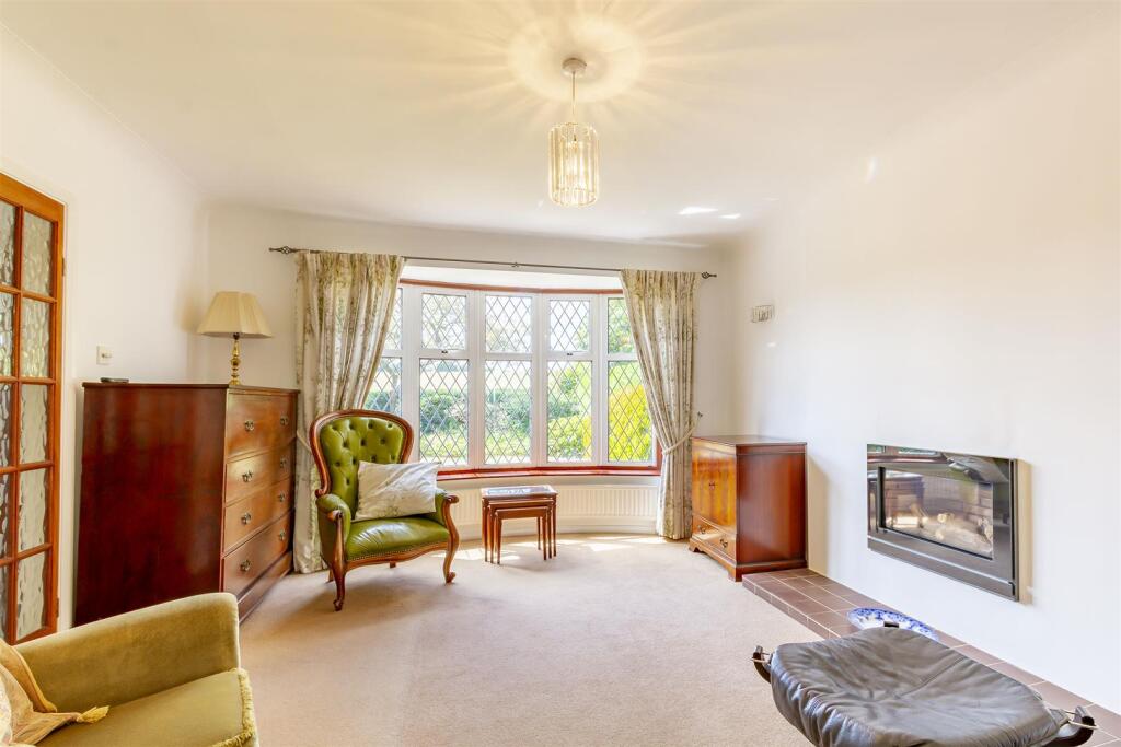 Lounge Diner (5)-HDR copy.jpg