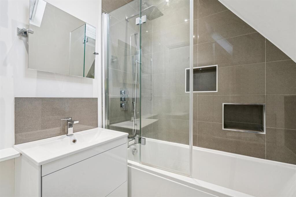 Flat 4, 106-108 Tooting High Street bathroom.jpg