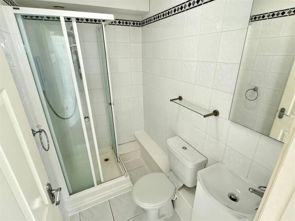6c Trevose Avenue Shower Room