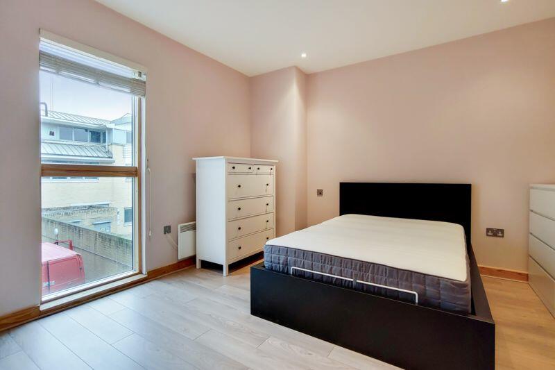 Principle bedroom (2)