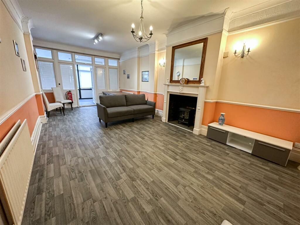REAR LOUNGE