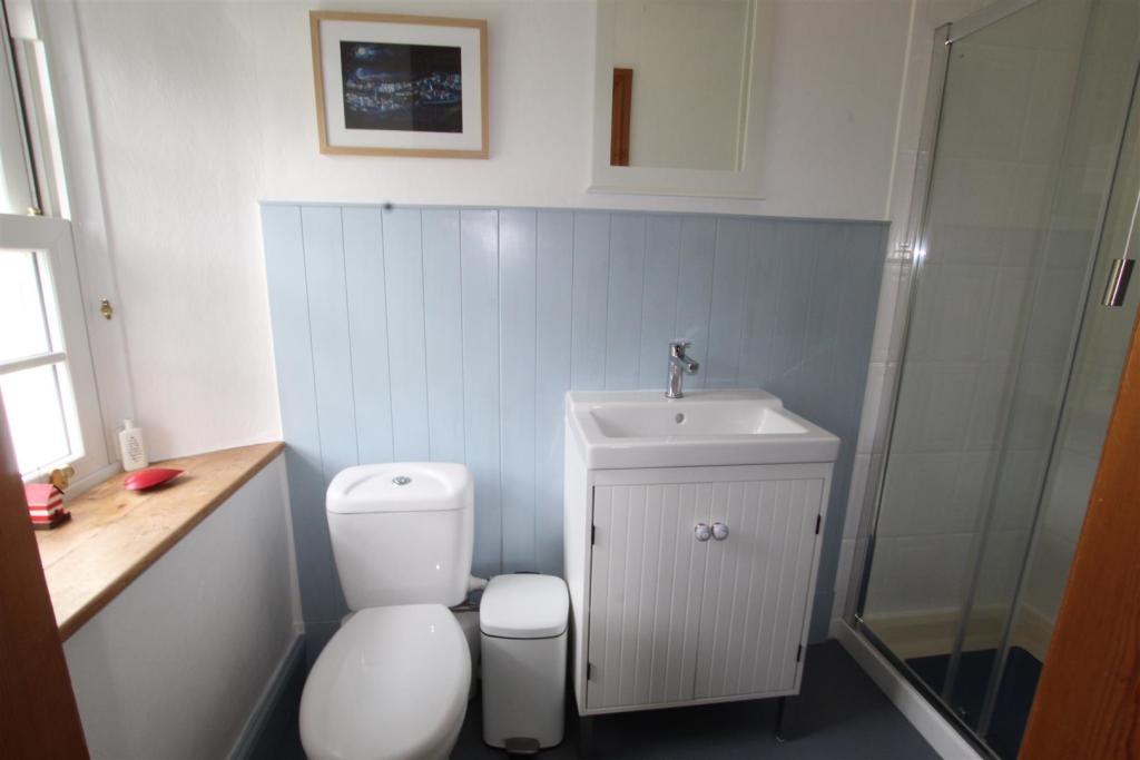 bed 2 ensuite (2).JPG