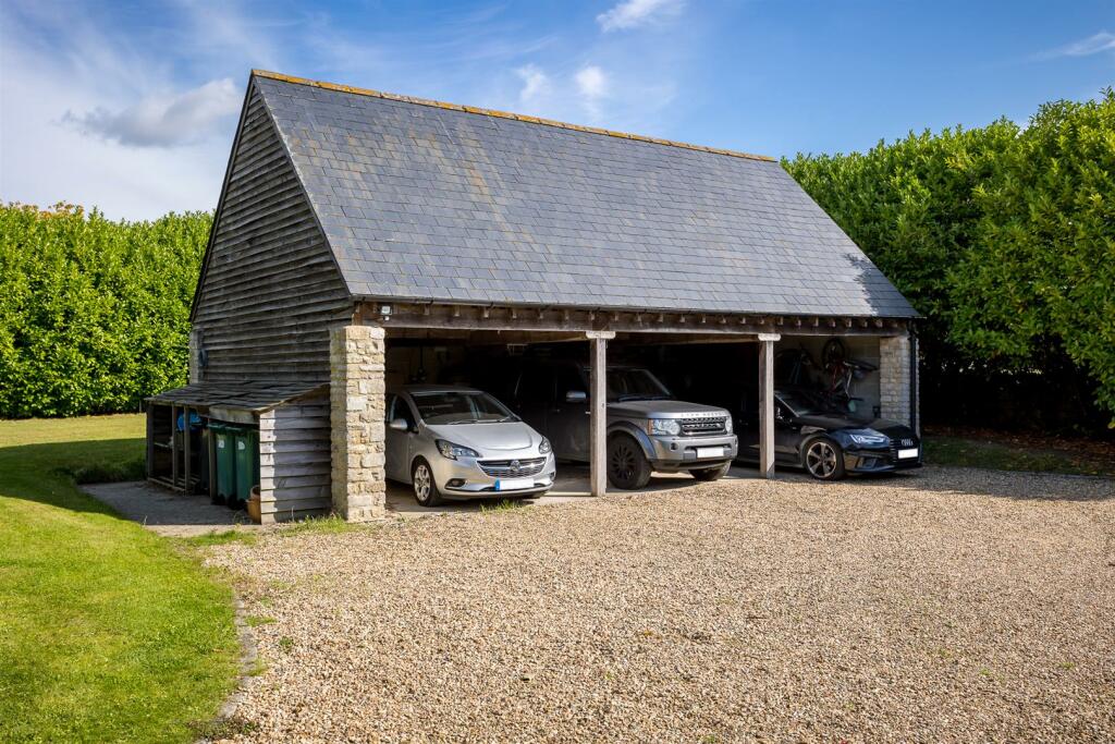 5 - Long Barn - GL54 3QY - Web.jpg