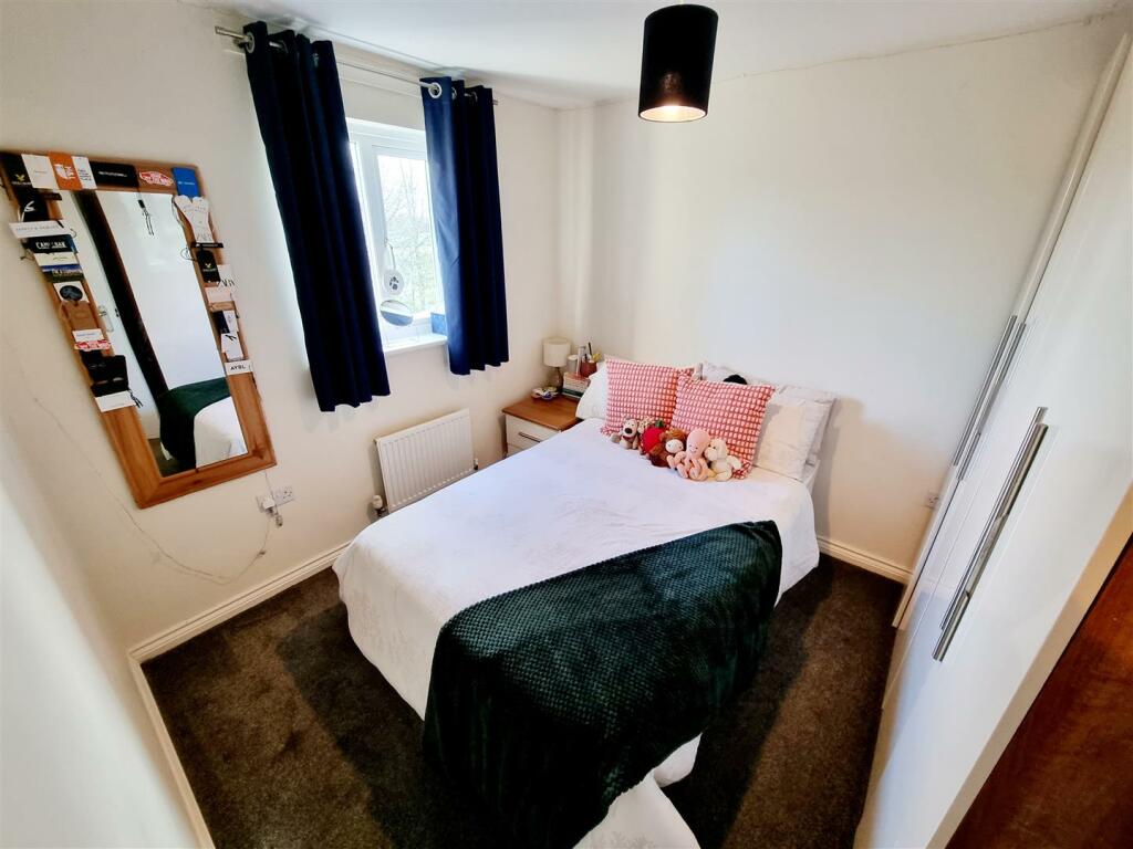 Bed 2.jpg
