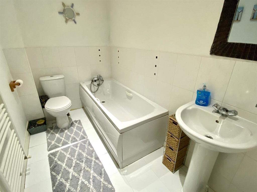 kiln avenue 49 bathroom.jpg