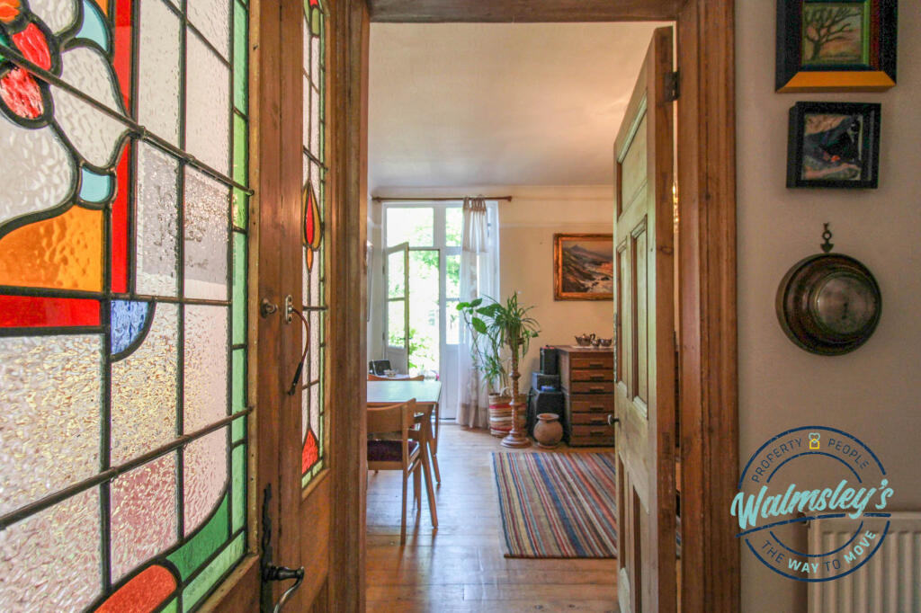 Hallway towards rear reception