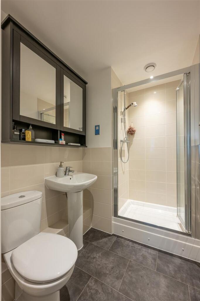 Chigwell Road, E18