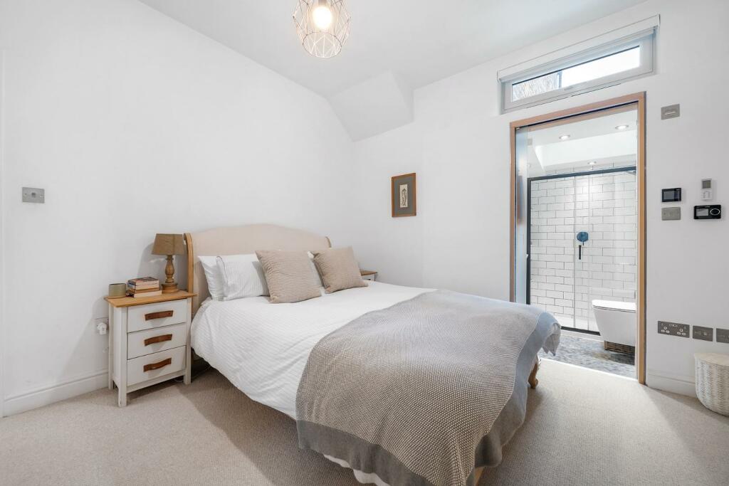 Bedroom (1).jpg