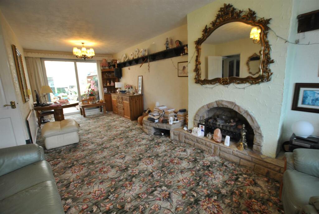 LOUNGE/DINING ROOM