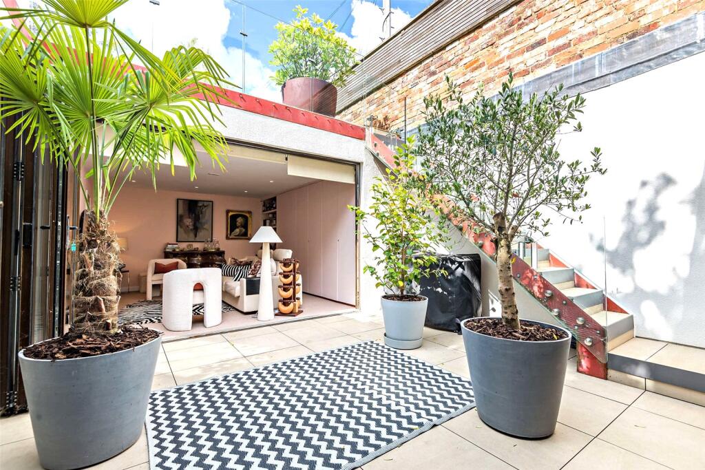 Private Courtyard