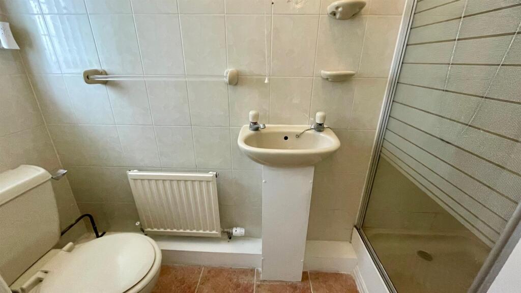 3 PIECE EN-SUITE SHOWER ROOM