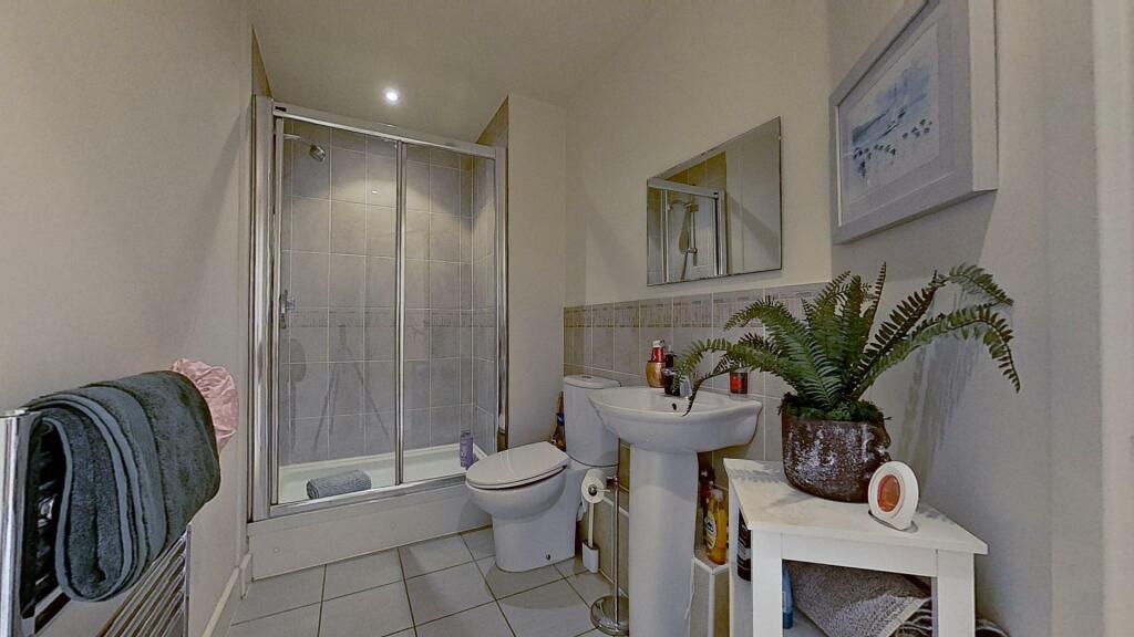 EN-SUITE SHOWER ROOM