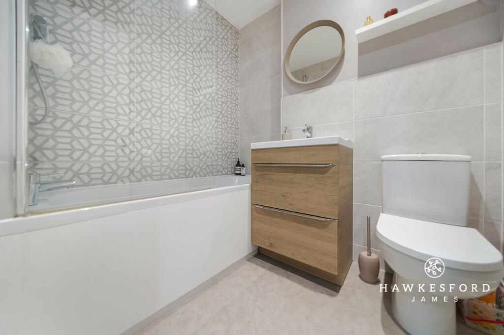 Feldspar Close, Sittingbourne - Bathroom
