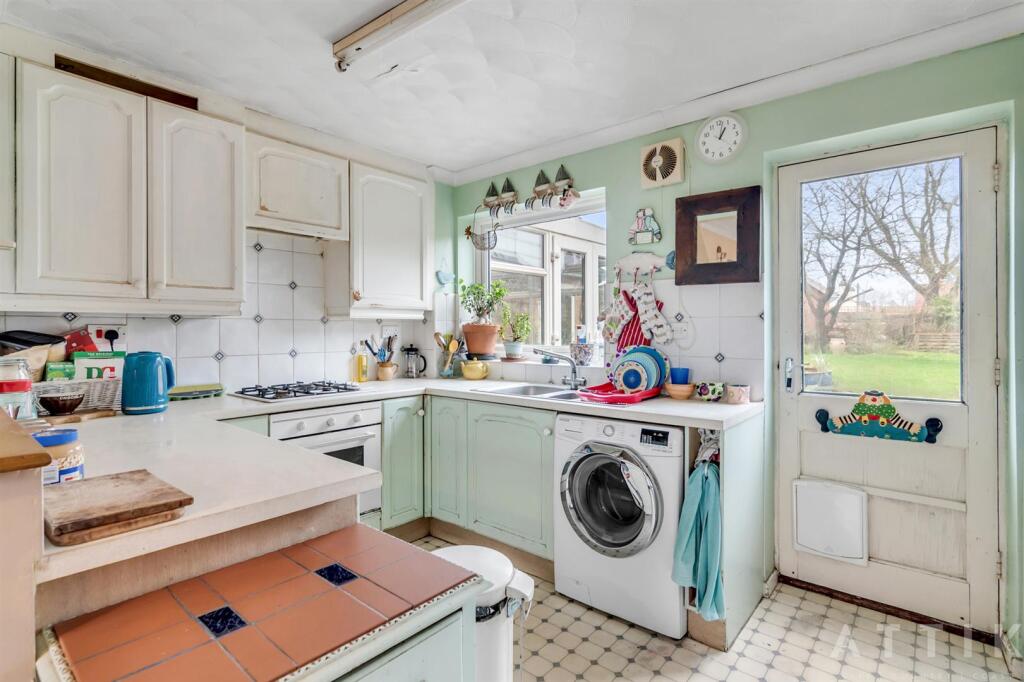 6 Mill Hill Drive Halesworth IP19 8DB (5).jpg