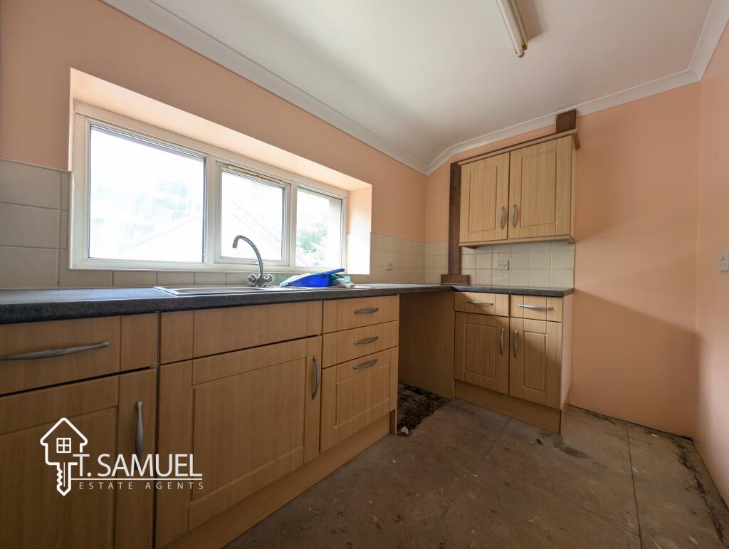 FLAT KITCHEN