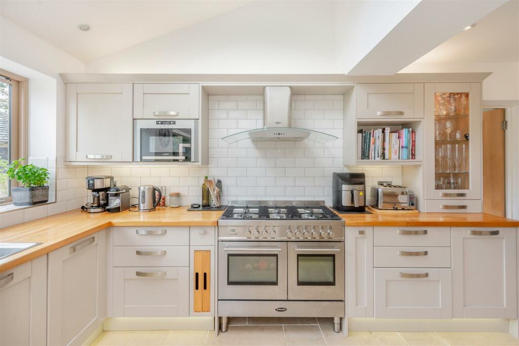 8608074-interior11.jpg