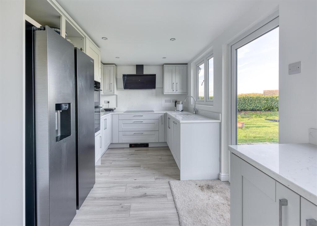 Oaklands Farm-kitchen3.jpg