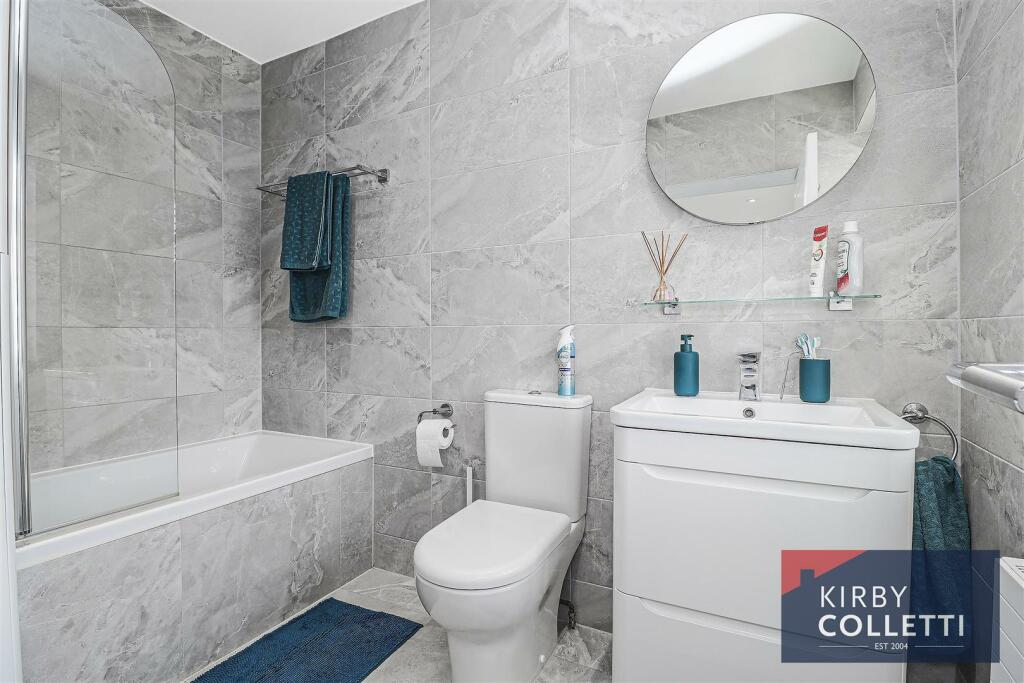 EN SUITE BATHROOM TO BEDROOM ONE