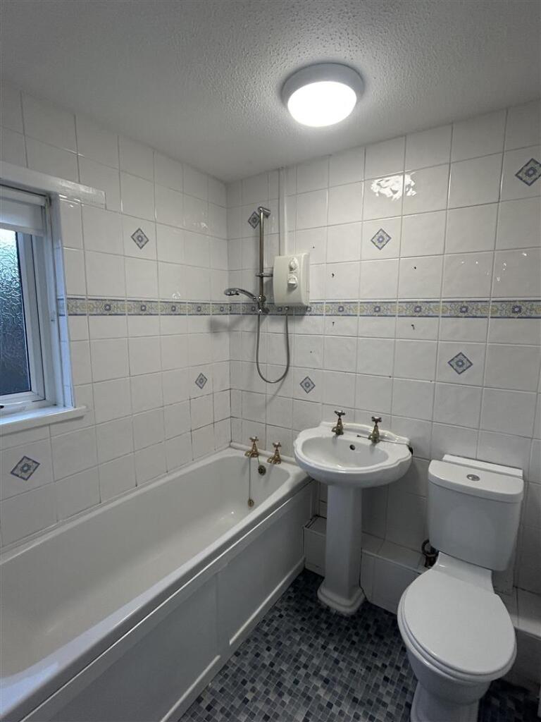 24 Duncan Court bathroom new .jpeg