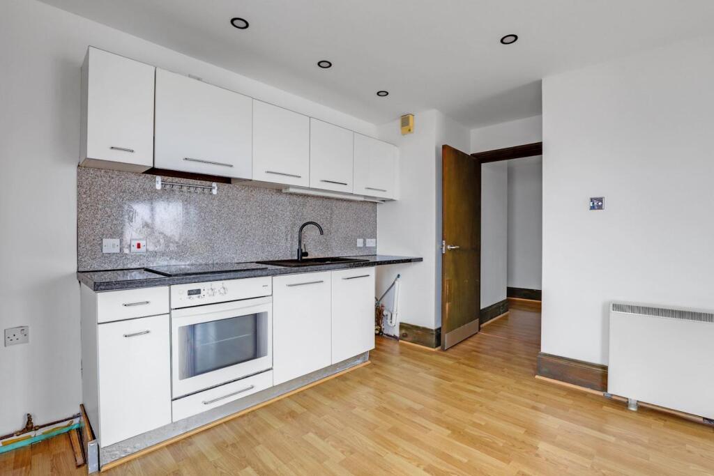 10-9509JHPropWorld - 18 SIlverdale House - 28-medi