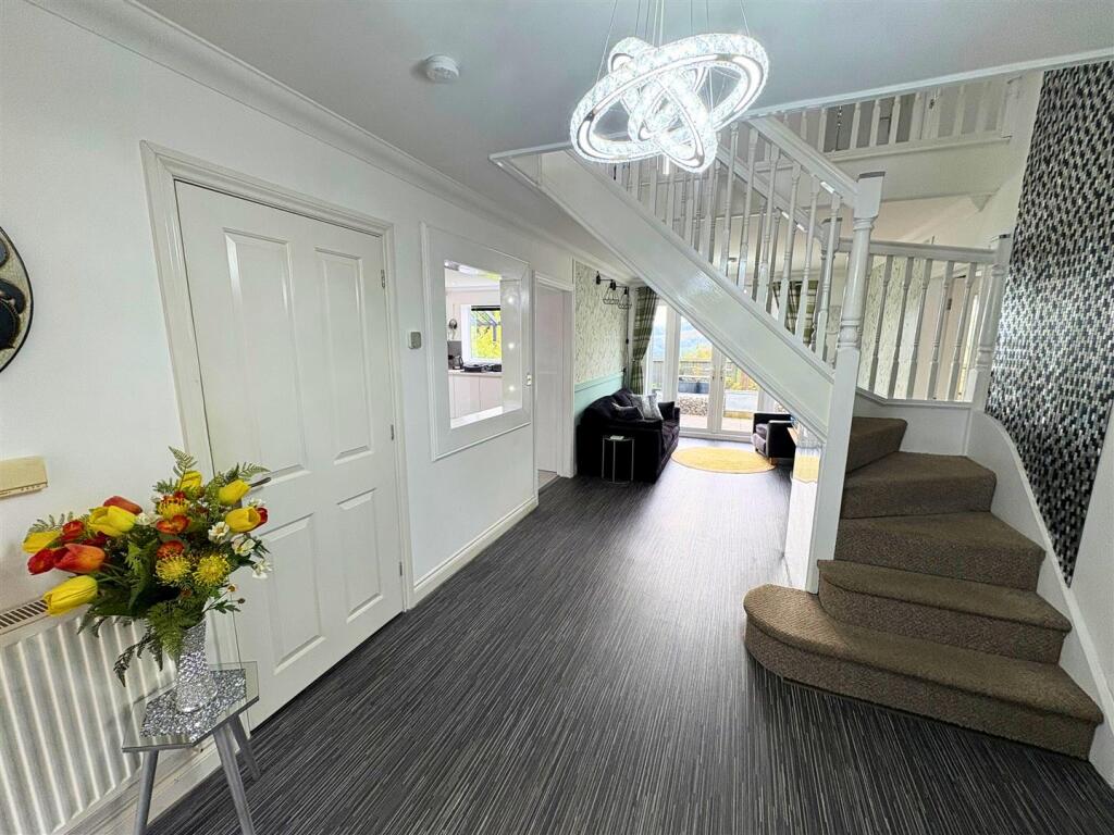 Hallway b (edit).jpg