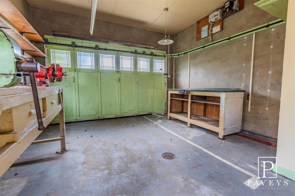 DOUBLE GARAGE