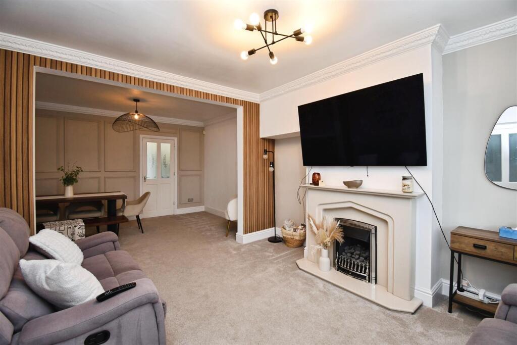 Open plan lounge / dining room