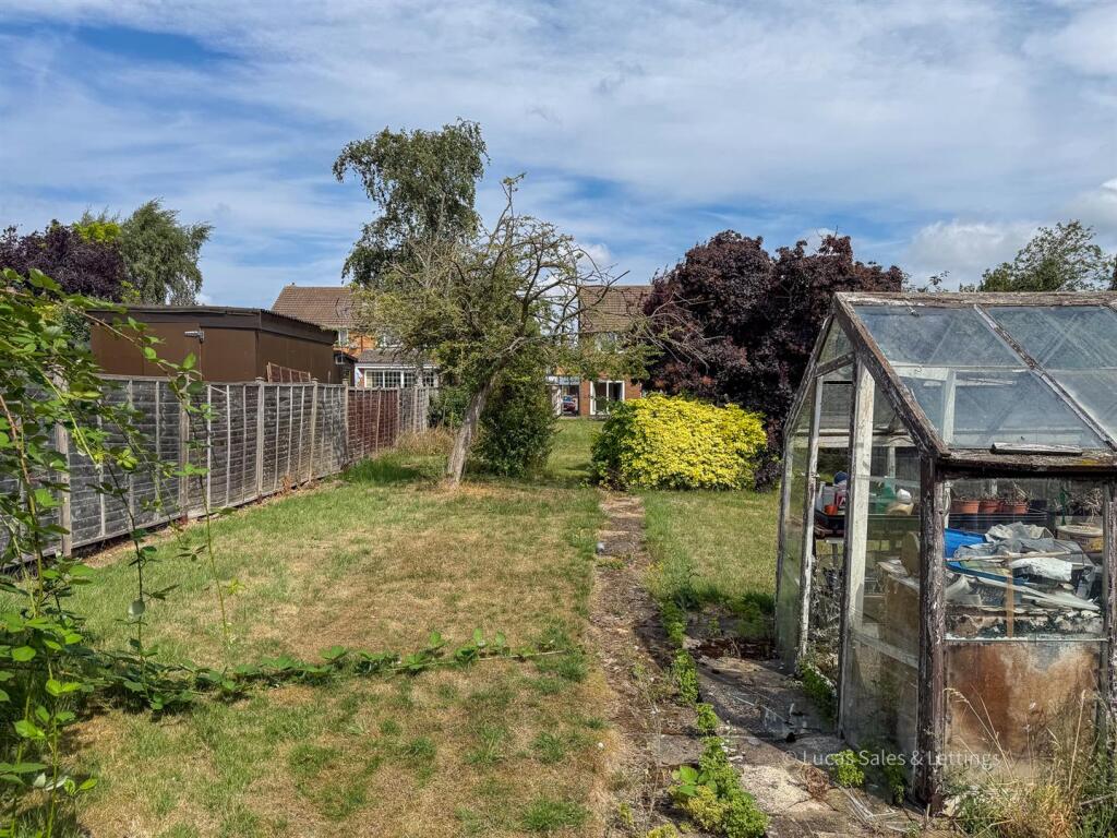 14 Westhill Cl Kettering-15.jpg