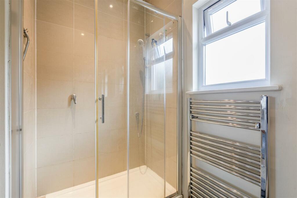 8 Vanners Parade, Byfleet, KT14 7RZ - 9.jpg