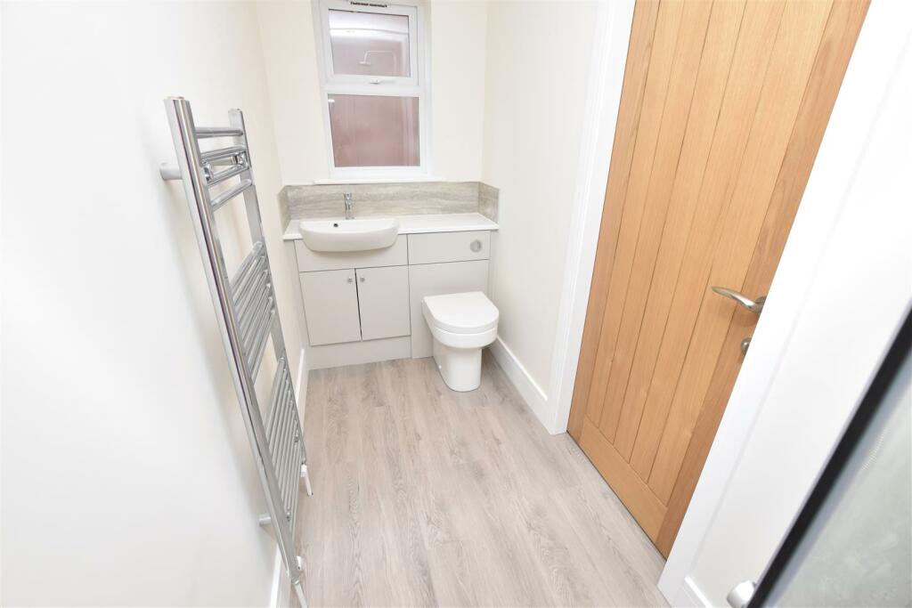 EN SUITE SHOWER ROOM