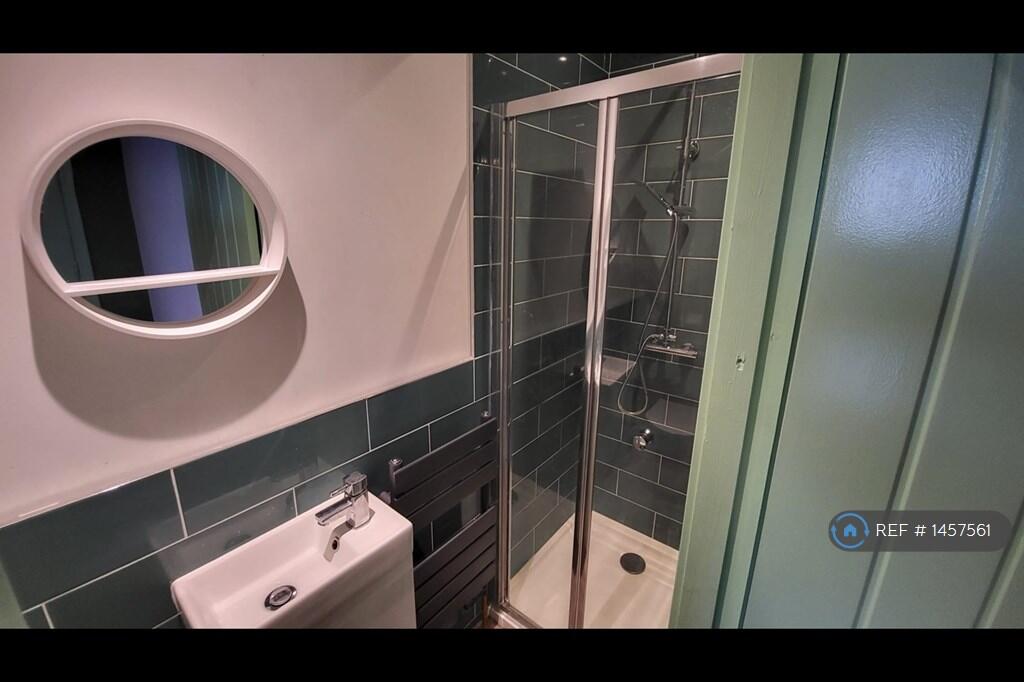 Room 4 - Available