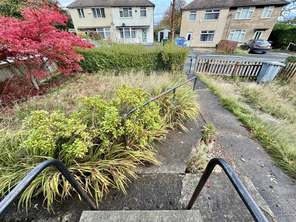 EXTERNAL FRONT AND DRIVEWAY