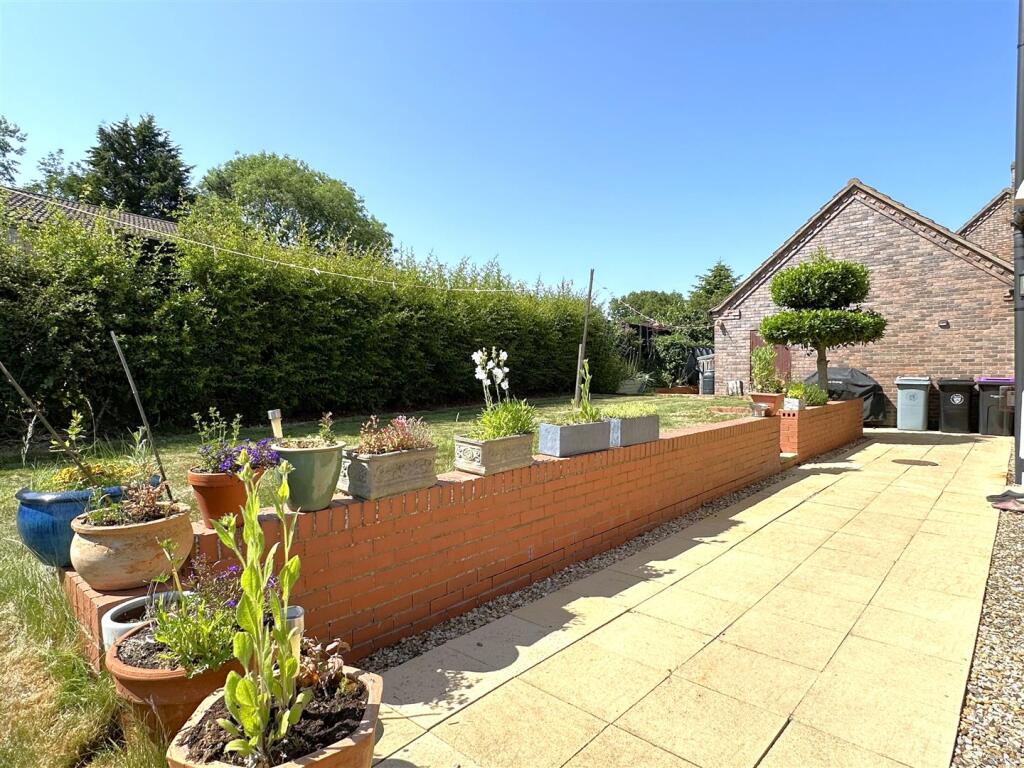 Large &amp; Private Side Garden 013
