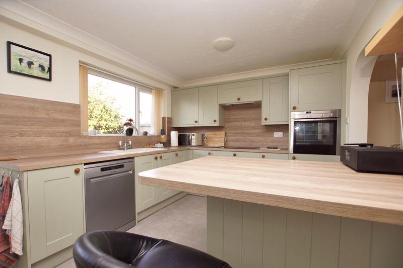 Kitchen/ Breakfast Room