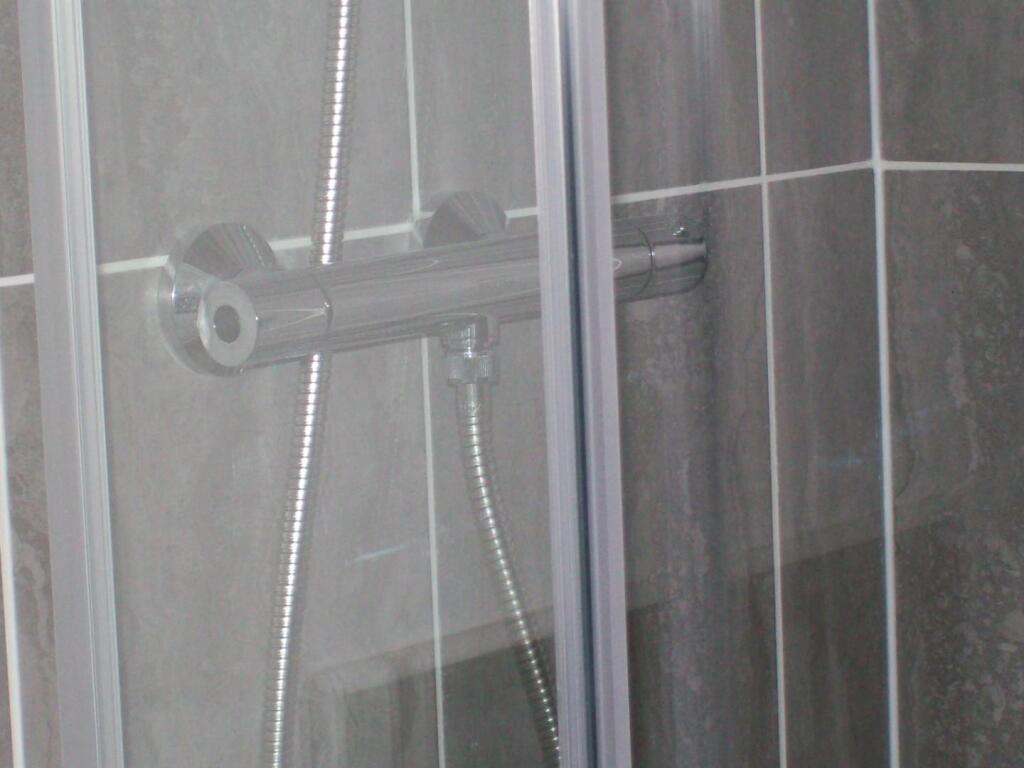 En Suite Shower .JPG