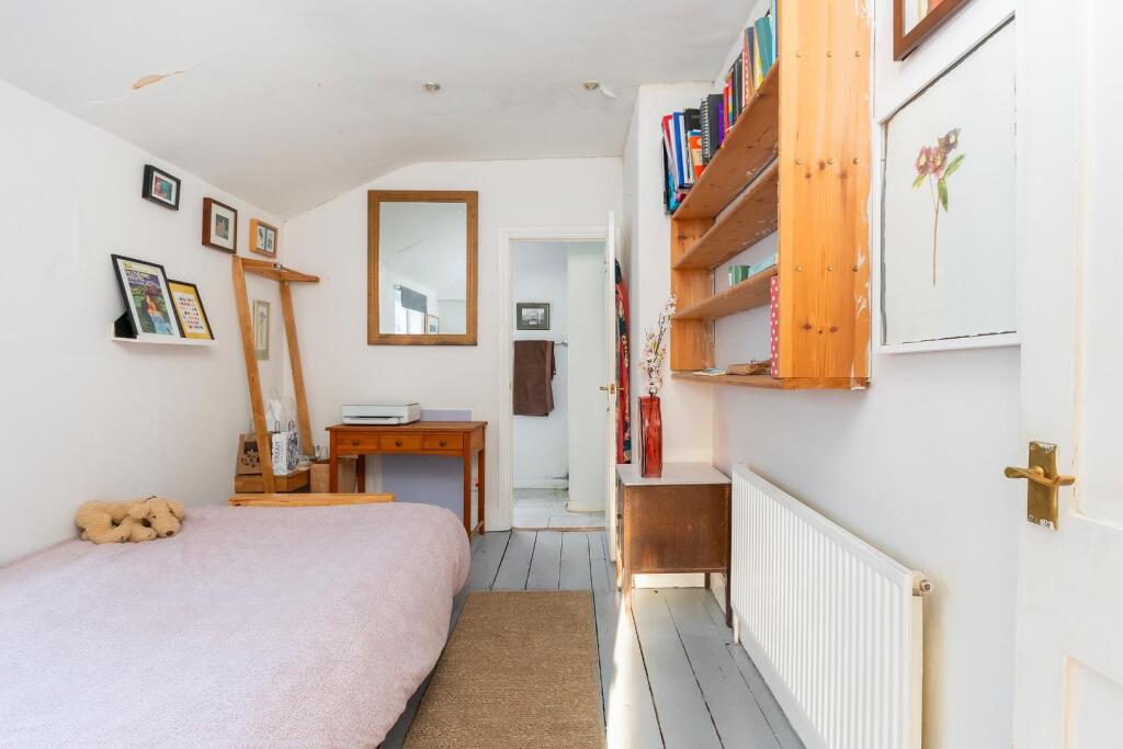 1C1R3WH - Bedroom B.jpg