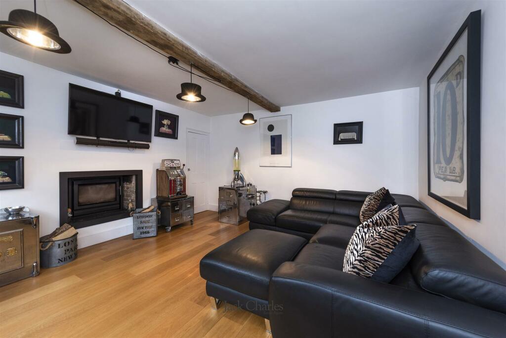 Little Bewl Farmhouse, TN3 8JL 003.jpg
