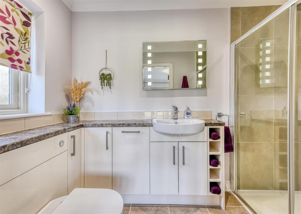 32 Post Office Road-bed1 ensuite.jpg