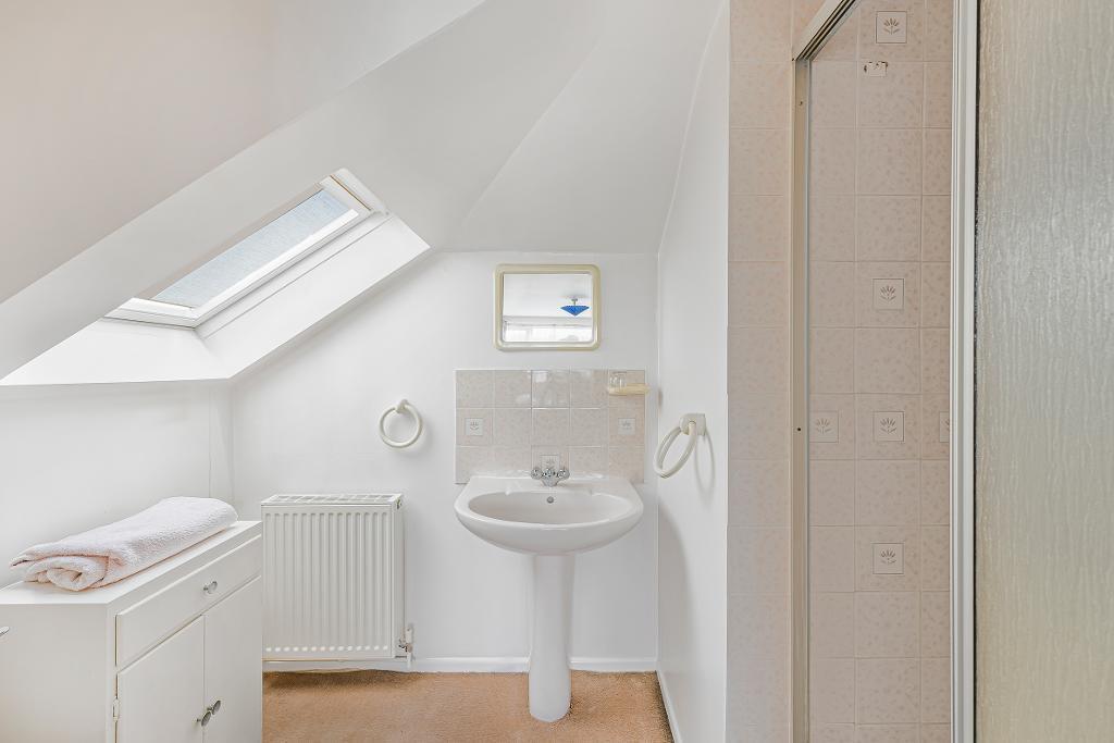 EN-SUITE SHOWER ROOM