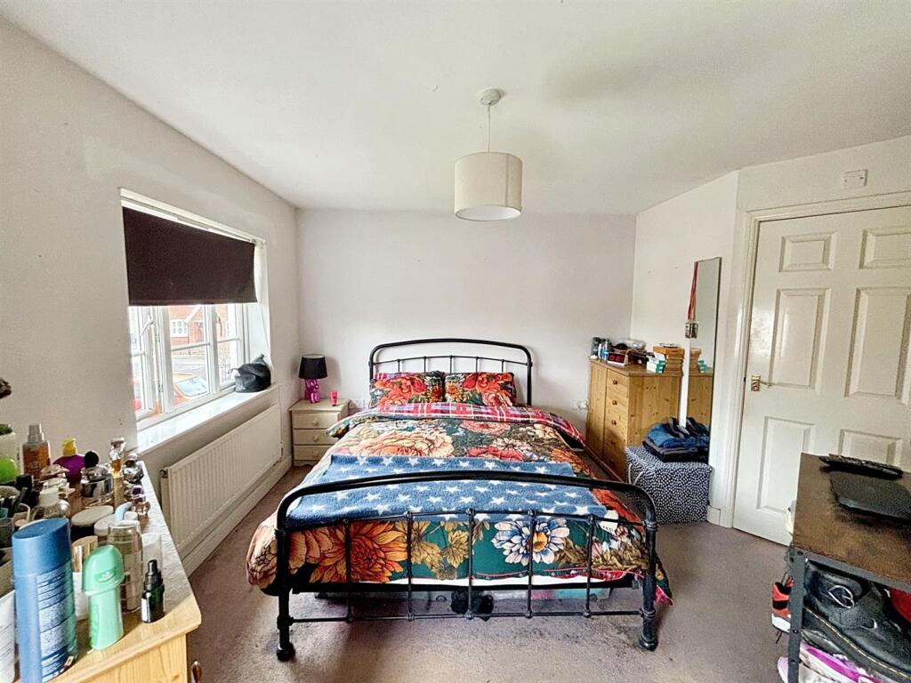 Bedroom 1 3.jpg