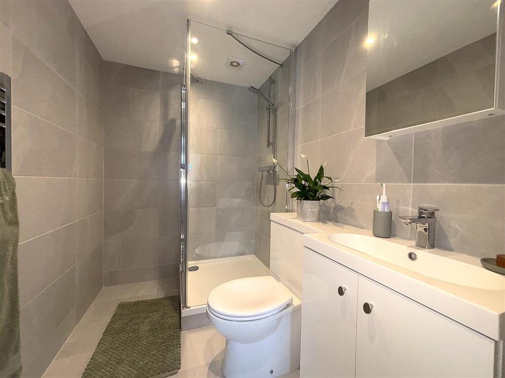 EN SUITE SHOWER ROOM