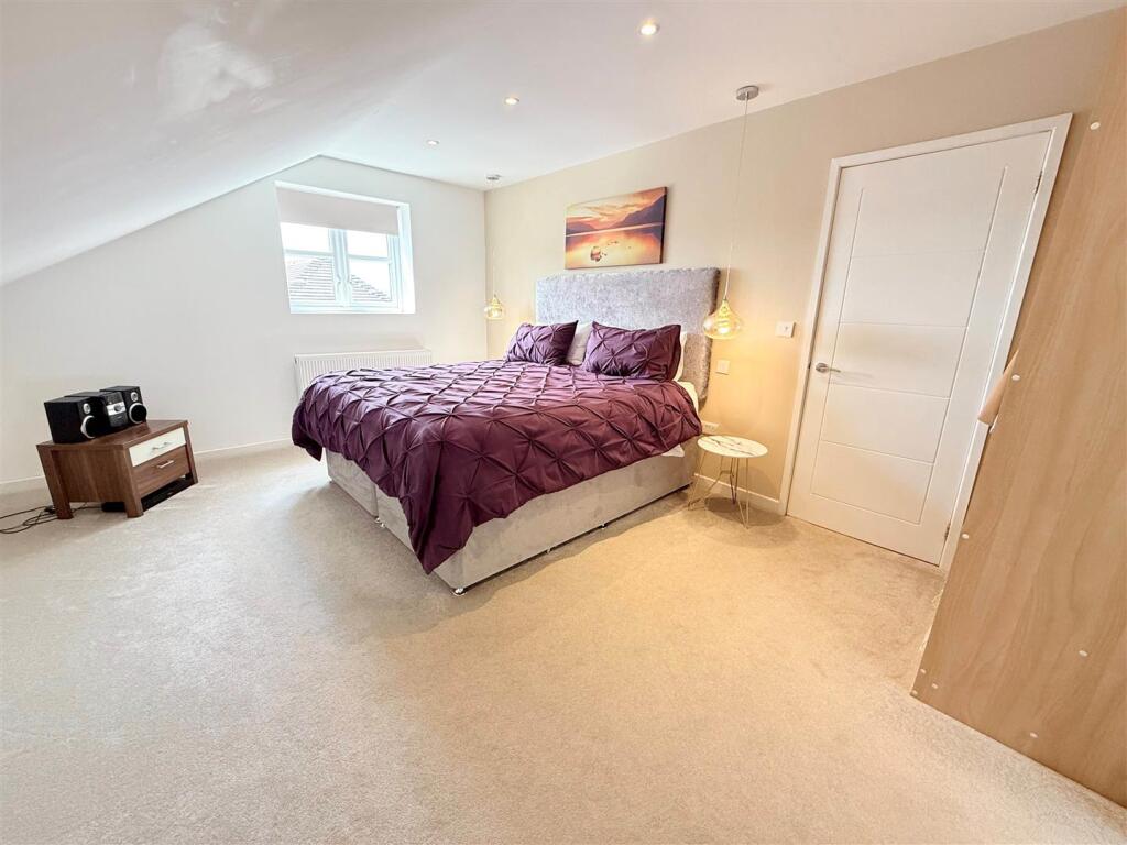PRINCIPAL BEDROOM