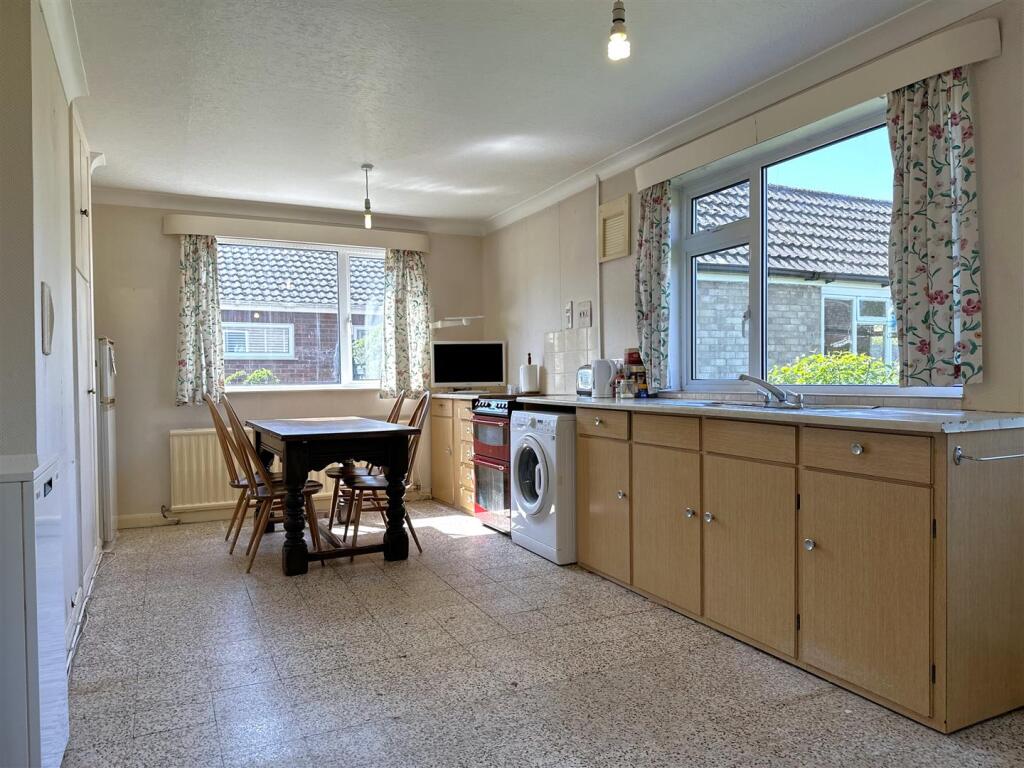 Spacious Dining Kitchen 925