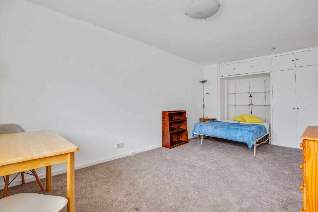 Living/Bedroom Area