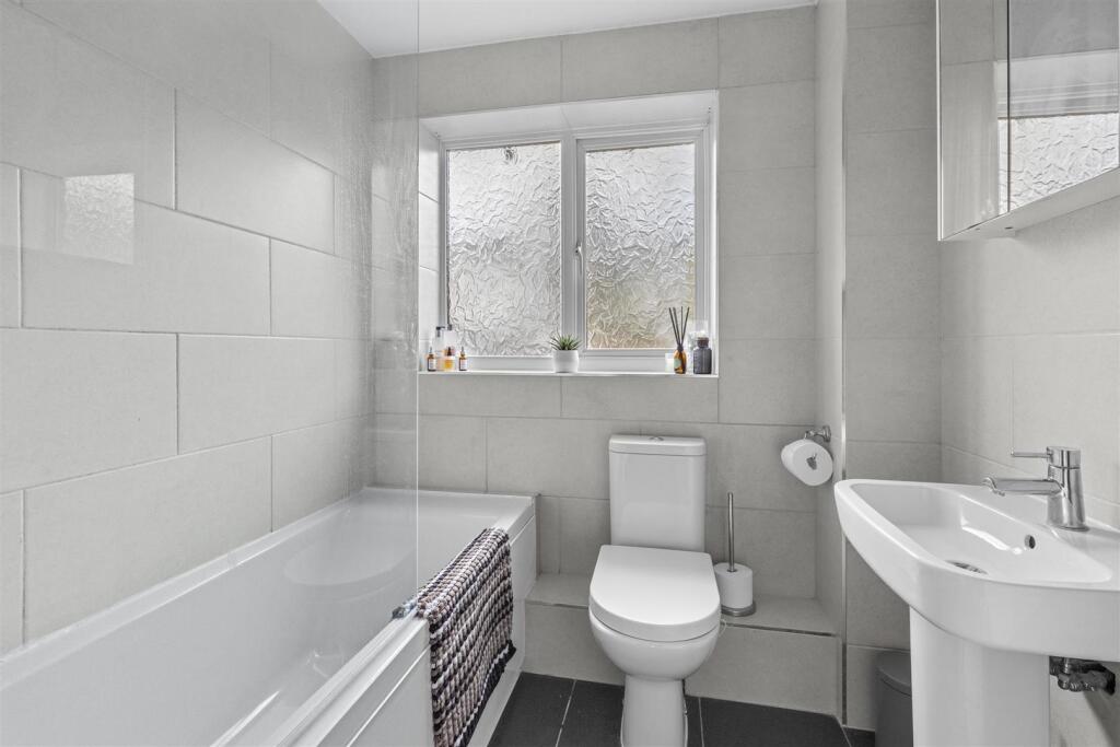 17 Portway Drive, HP12 4AU-5.jpg