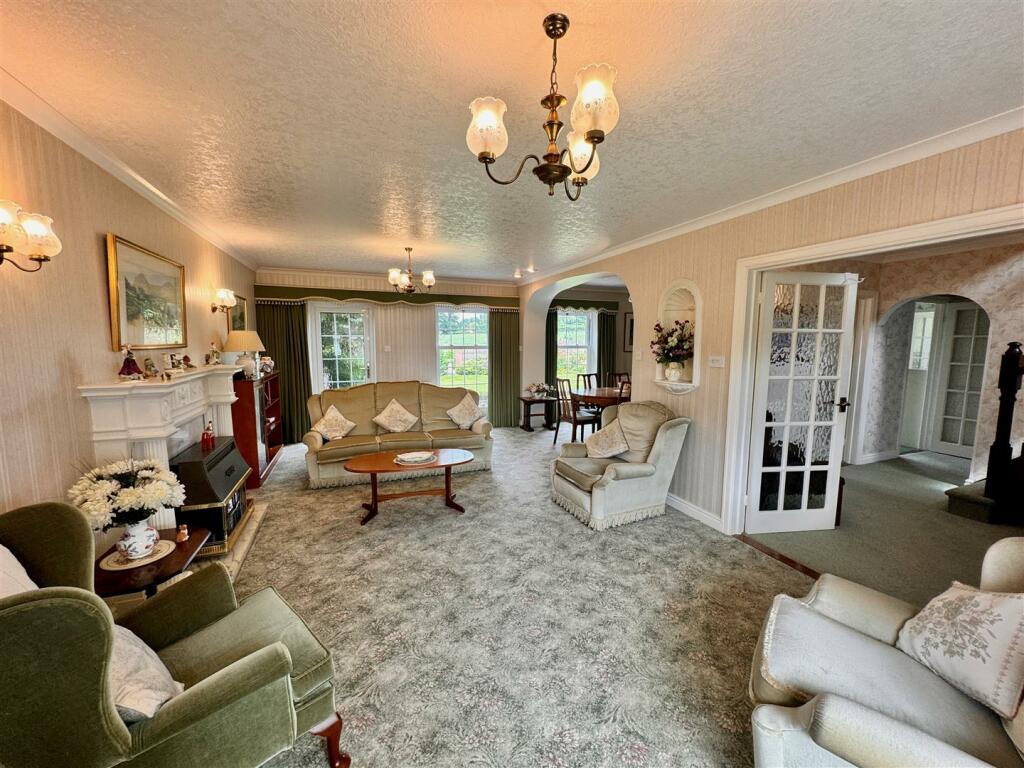 LOUNGE/DINING AREA