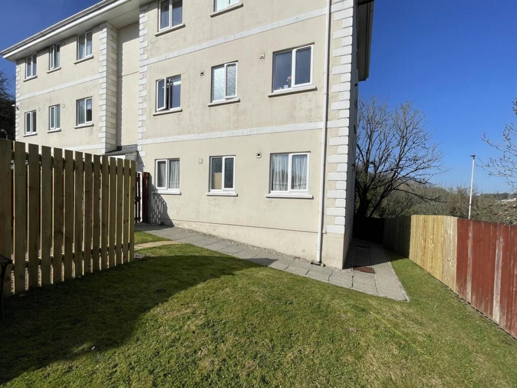 Austin Crescent 292 - Outside 2.jpg