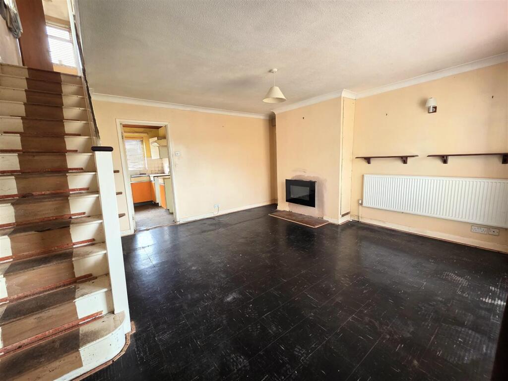 11 Cowley Way - Lounge.jpg