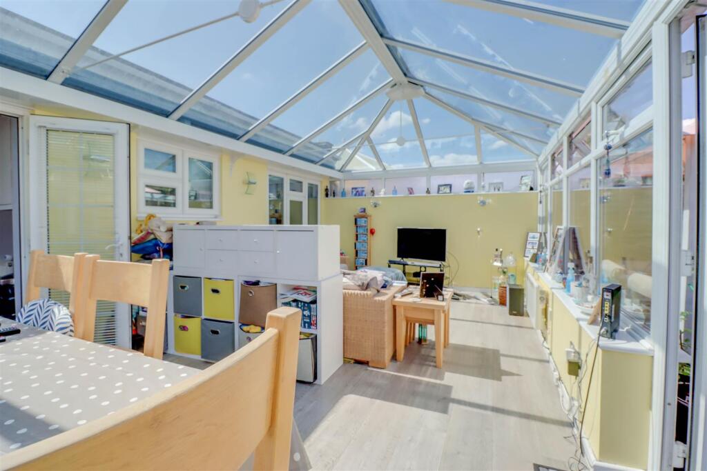 7 RETTENDON GARDENS WICKFORD-13.jpg