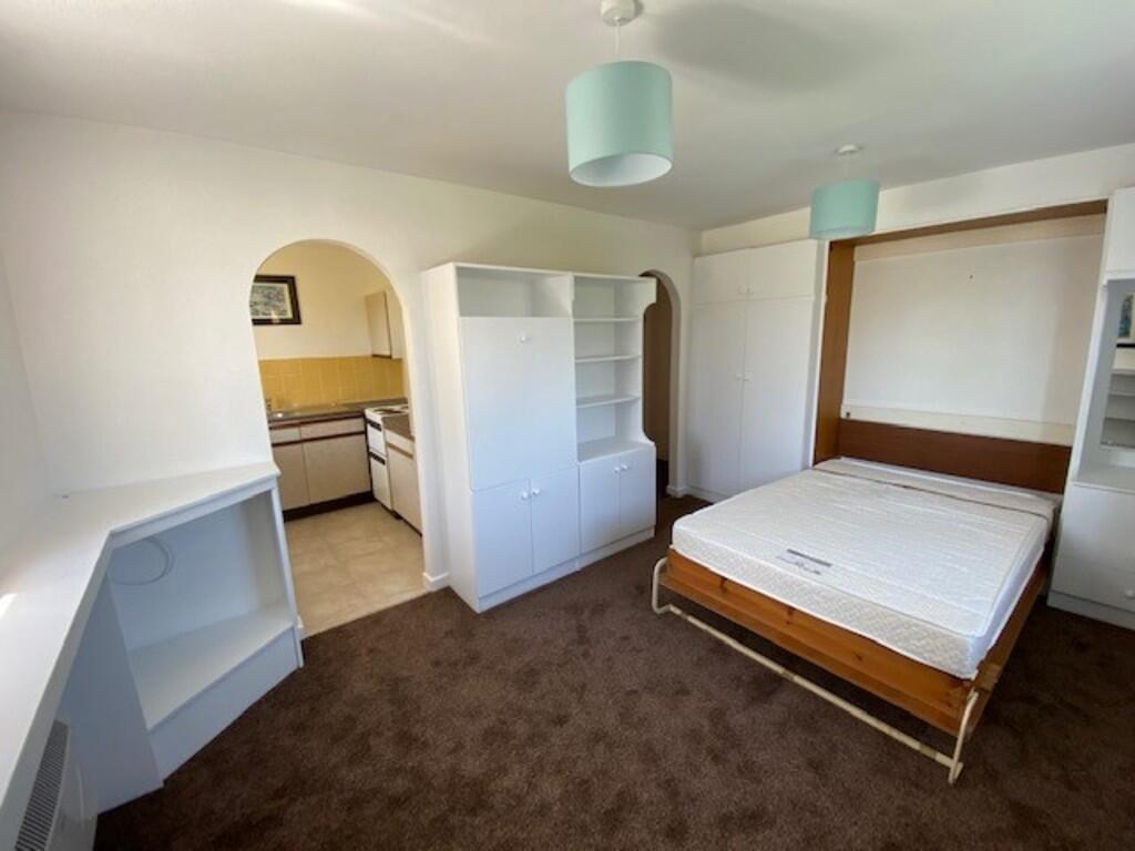 LOUNGE/BEDROOM